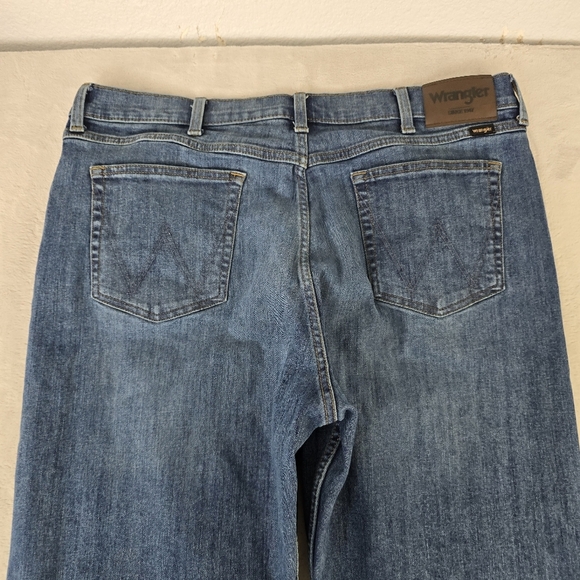 Wrangler Men's Relaxed Fit Blue Straight Jeans Sz 38x31 - Picture 4 of 10